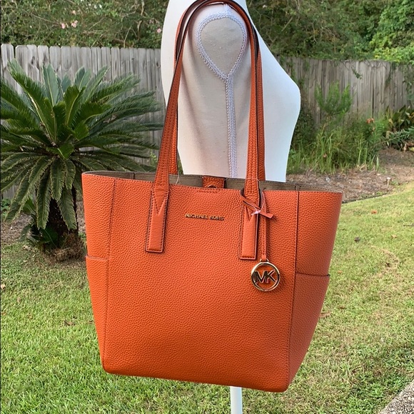 🍁🍁Micheal kors medium tote 🍁🍁 - Picture 2 of 11